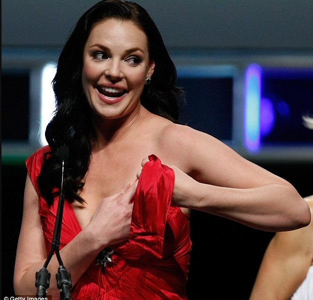 Katherine Heigl suffers an embarrassing wardrobe malfunction on stage
